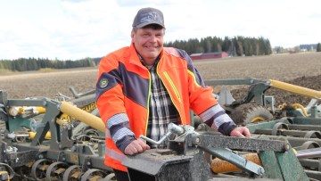 Mika Äijälä oli tyytyväinen mallasohralla tekemäänsä kokeiluun, jossa hän yhdisti rikka- ja tautitorjuntaruiskutukset korrenkasvun alussa.